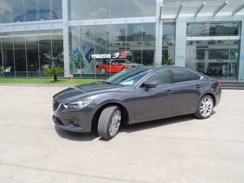 Nhìn tổng thể, chiếc Mazda 6 "nội" này giống y hệt xe nhập khẩu nguyên chiếc, thậm chí xe còn có cả auto lock (tự động khóa cửa xe) và đầu DVD giống như trên Mazda CX5.