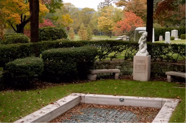 Nghĩa trang Kensico, New York: Nằm cách 12 dặm về phía Bắc của khu Bronx River Parkway, Nghĩa trang Kensico chào mời một nơi xa xỉ và khung cảnh hữu tình cho "cư dân" của mình. Được thành lập năm 1889, Kensico là nơi của tác gia Ayn Rnad, huyền thoại Lou Gehrig Ngựa Sắt và rất nhiều người con của New York. Để được mai táng ở Kensico, bạn phải trả 1.800USD cho khu thường và 500.000USD cho khu lăng mộ riêng.