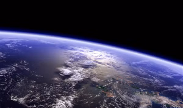 Chết trên cung trăng: Vì giá cả quá cao và điều kiện ngặt nghèo ngoài vũ trụ, xác phải được thiêu trước khi phóng vào không gian. Giá cho mỗi gram là 12.500USD và giá gửi toàn bộ tro hỏa táng cho một người trung bình (khoảng từ 4 đến 6lb.) có thể lên đến giá 34 triệu USD.