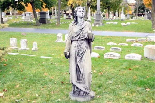 Nghĩa trang Graceland, Chicago: Được thành lập năm 1860, nghĩa trang Graceland trải dài trên 119 mẫu Anh ở Tây Bắc Wrigley Field, Chicago. Nổi tiếng với thiết kế thời Victoria, địa thế và vẻ đẹp tự nhiên, nghĩa trang là nơi an nghỉ của rất nhiều người khai phá thành phố. Cái giá cho một phần mộ từ 2.600 - 4.000USD trong khi những khu VIP và phần mộ gia đình ven hồ thì có giá từ 25.000 - 120.000USD.