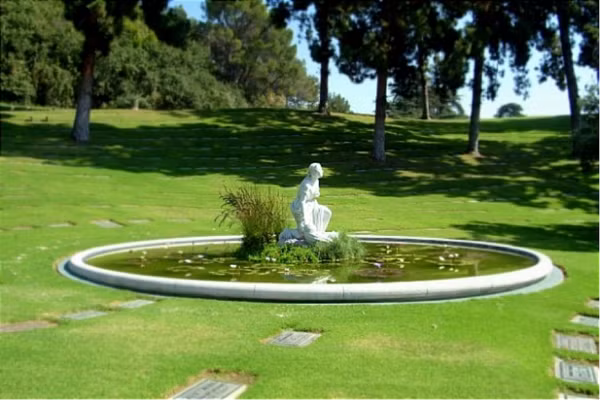 Công Viên Tưởng Niệm Forest Lawn, Glendale: Được thành lập năm 1906, Công viên Tưởng niệm Forest Lawn đã mở rộng lên thành 6 địa điểm xung quanh Los Angeles. Giá cho một “chỗ” tại đây là 2.820USD cho gói thường và lên đến 825.000USD cho một chỗ Thượng hạng.