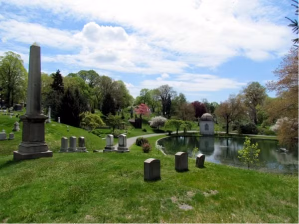 Nghĩa trang Green-Wood, Brooklyn: Được thành lập năm 1838, Nghĩa trang Green-Wood trải rộng trên 478 mẫu Anh. Đây được ví như một công viên đẹp như tranh vẽ, sở hữu một khung cảnh tuyệt vời với địa thế, hồ, thiên nhiên hoang dã, công trình và điêu khắc. Giá rẻ nhất là 1.772 USD cho một khu bình thường, 19.500USD cho một ngôi mộ ở khu lăng, và 320.000USD cho một khu vực rộng 756 feet vuông ở khu lăng.