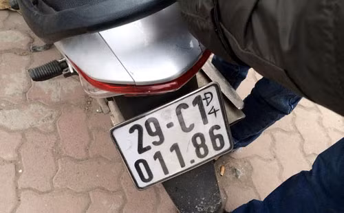 Chiếc xe 2 thanh niên điều khiển.