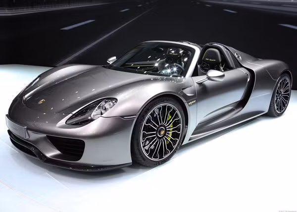 Porsche 918 Spyder: Xe có 3 nguồn động lực tách biệt, một từ động cơ V8 dung tích 4,6 lít công suất 608 mã lực với tốc độ 9.150 vòng/phút đặt giữa. Hỗ trợ V8 thông qua 5 vi sai là mô-tơ 154 mã lực gắn sau, loại 127 mã lực đặt trước.