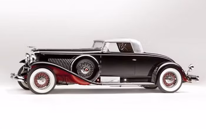2. Duesenberg Model J Long-Wheelbase Coupe 1931 – 10.340.000 USD. Được sản xuất chỉ 2013 chiếc, mẫu Model J thể hiện không thể xuất sắc hơn khát vọng của hãng xe Duesenberg vào thời kỳ mà xe hơi là quý tộc.