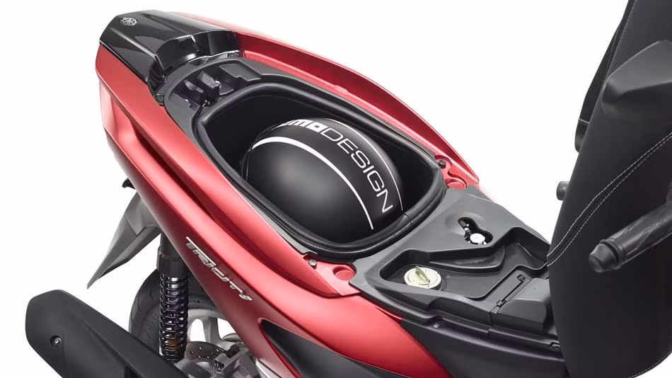 Thiết kế của Tricity toát lên sự cá tính nhưng không kém phần năng động. Xe mang hơi hướng của mẫu Yamaha Tma với sàn để chân phẳng tạo cảm giác thoải mái cho người lái, khoang chứa đồ rộng rãi.