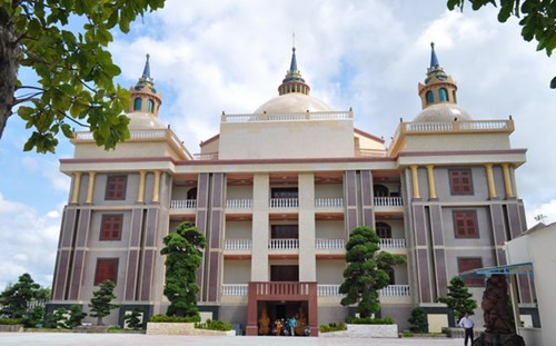 Xung quanh ngôi biệt thự của Trầm Bê là vườn tùng cảnh trị giá hàng trăm tỷ đồng.