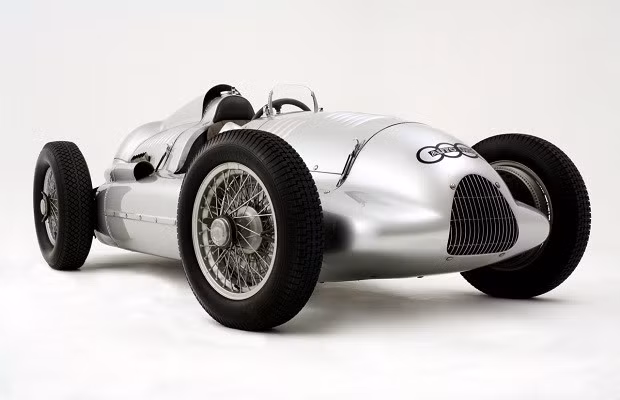 Auto Union D-Type: Năm sản xuất 1938. Nếu như chiếc C-Type là “mũi tên bạc” của Auto Union thì chiếc D-Type đơn giản là mẫu xe tốt nhất. Dù xe không được nâng cấp nhiều so với người tiền nhiệm bởi nó vẫn chỉ có động cơ V12, công suất 420 mã lực. Nhưng thiết kế hệ thống treo mới đã giúp cho xe dễ lái hơn. Hơn nữa, chiếc Auto Union D-Type còn là mẫu xe ưa thích của nhà độc tài Hitler.