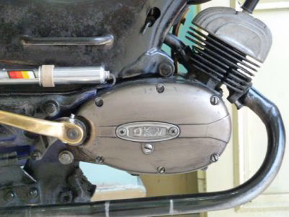 Loại xe này có tên DKW Hummel với dung tích nhỏ, cơ động chạy trong thành phố, khác hẳn với những chiếc phân khối lớn dùng côn tay mạnh mẽ và nam tính.