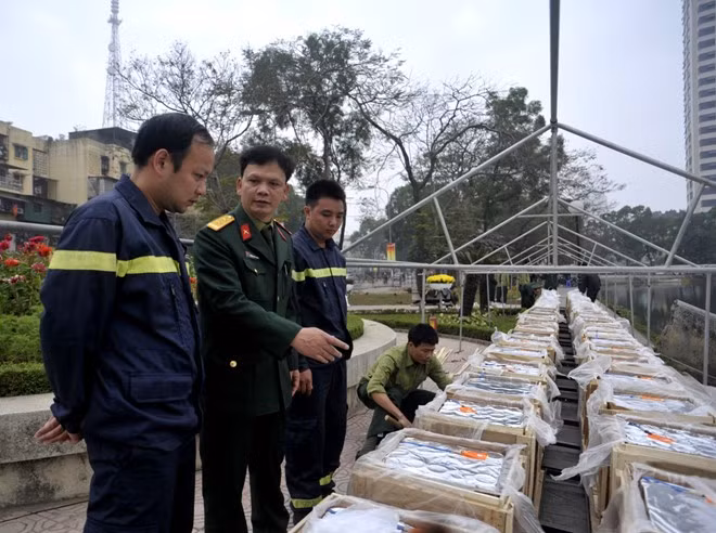 Trong công tác đảm bảo an toàn tại các địa điểm bắn pháo hoa đêm giao thừa, các chiến sĩ luôn phải túc trực, kiểm tra lại toàn bộ các thiết bị bắn pháo.