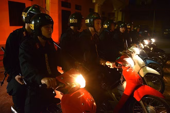  2. Chiến sĩ cảnh sát cơ động: Đây là một trong những lực lượng góp phần đảm bảo an ninh trật tự trong dịp Tết cho người dân. Trong ảnh là hình ảnh các chiến sĩ thuộc Trung đoàn Cảnh sát cơ động Thủ đô xuất quân tỏa đi các hướng làm nhiệm vụ.