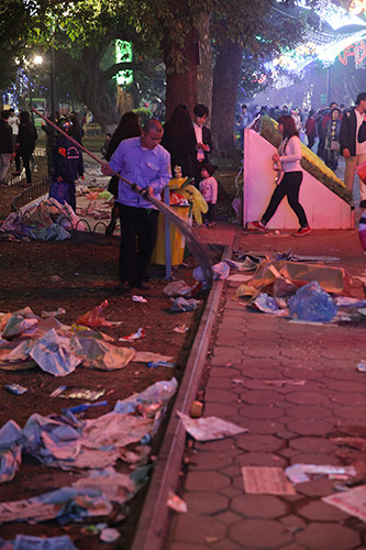  4. Công nhân vệ sinh: Cũng thuộc lực lượng túc trực đêm giao thừa, những công nhân vệ sinh góp phần giúp không gian Hà Nội thêm trong lành, sạch sẽ.