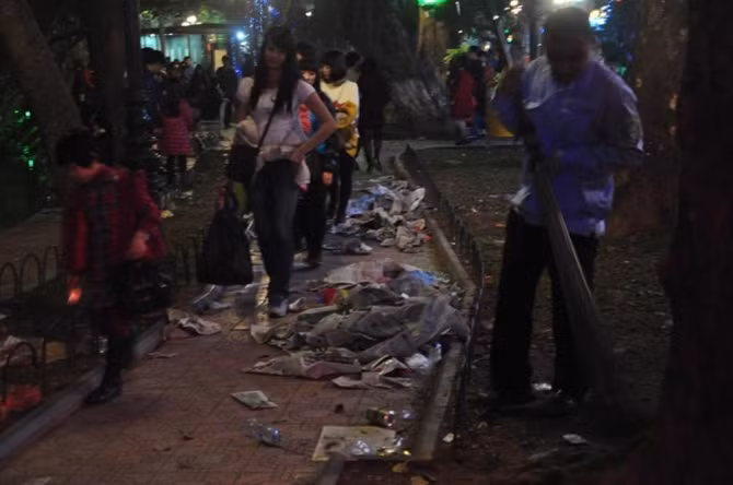 Sau khoảnh khắc đón giao thừa, khi người dân trở về nhà nghỉ ngơi là lúc các công nhân dọn vệ sinh phải làm việc hết công suất, thường thức trắng đêm để trả lại vẻ đẹp vốn có cho Thủ đô.