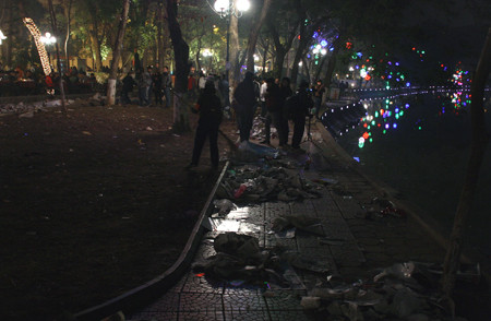 Không có các cô, các chú lao công, người dân có không gian lung linh vui Tết.