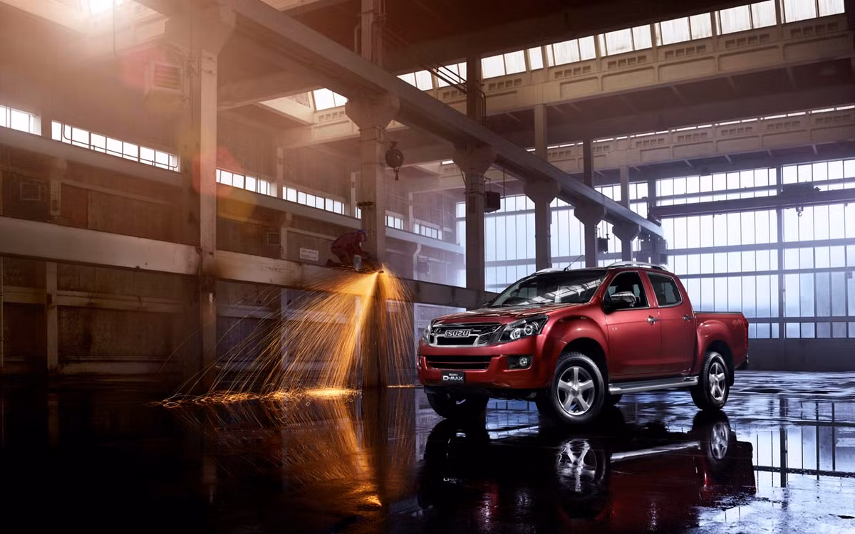 Isuzu D-Max: Mẫu xe mang phong cách thể thao mạnh mẽ, nội thất cao cấp tiện nghi với nhiều trang thiết bị hiện đại như màn hình hiển thị đa thông tin, hộp số sàn 5 cấp. Xe được nhập khẩu nguyên chiếc từ Thái Lan.