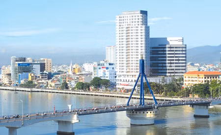 Điều gì đã đưa Đà Nẵng trở lại vị trí dẫn đầu cả nước về năng lực cạnh tranh? Trong năm qua, tiếp tục chủ trương tập trung đẩy mạnh kinh tế, phát triển Đà Nẵng trở thành thành phố cấp quốc gia, là đô thị trung tâm của miền Trung và Tây Nguyên tầm nhìn đến năm 2050, Đà Nẵng đã tích cực nâng cao cơ sở hạ tầng lẫn nội lực kinh tế.