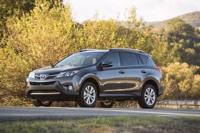 6. Toyota RAV4. Hãng Toyota đã có tới 2 sản phẩm lọt vào danh sách này. Tháng vừa qua RAV4 tiêu thụ được 35.614 chiếc. Doanh số tăng 24.3% trong năm nay, với số lượng RAV4 tiêu thụ được trên thế giới là 179.345 chiếc.