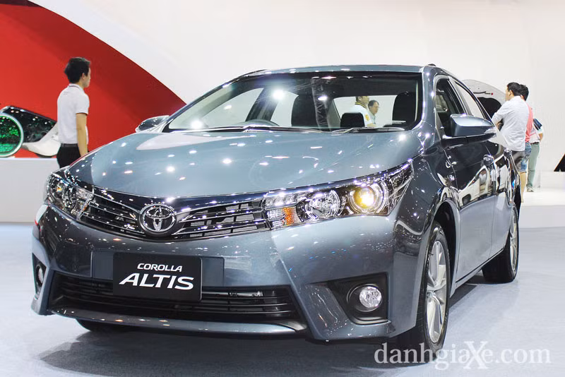 Thế hệ thứ 11 của Toyota Altis có sự thay đổi ngoại hình mạnh mẽ mang đến dáng vẻ trẻ trung, năng động hơn hướng đến các đối tượng khách hàng trẻ tuổi.