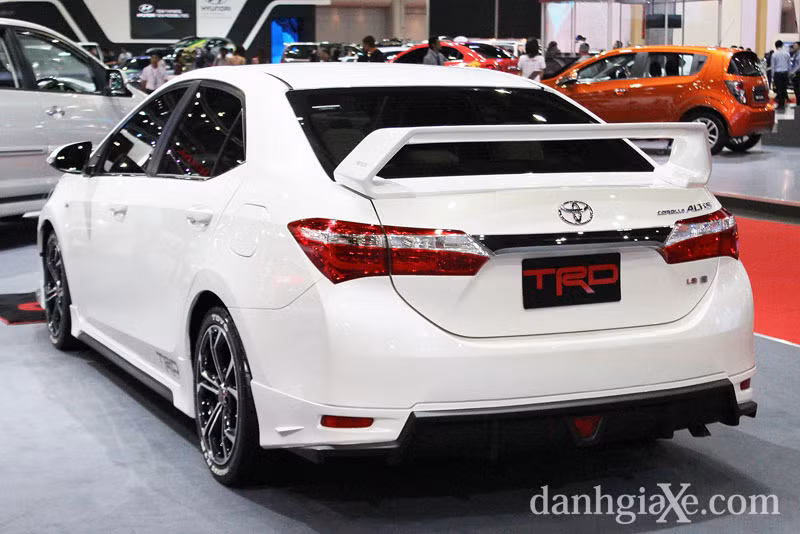 Thiết kế đuôi xe trên Altis thế hệ mới có nhiều nét tương đồng với đàn anh Camry.