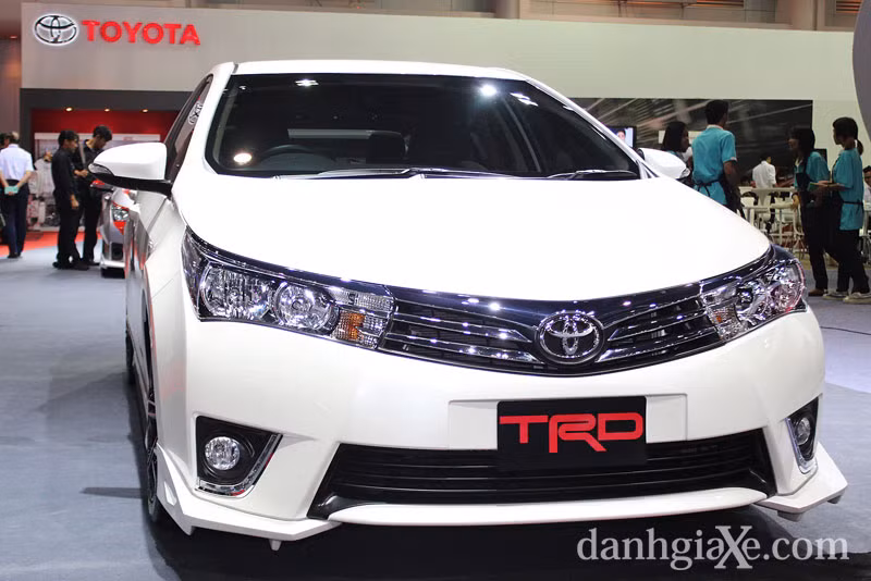 Sự thay đổi rõ nét nhất trong thiết kế ngoại thất là kiểu lưới tản nhiệt crom liền mạch với cụm đèn pha kết hợp cùng cản trước xe và hai hốc đèn sương mù có thiết kế chắc chắn, mạnh mẽ.