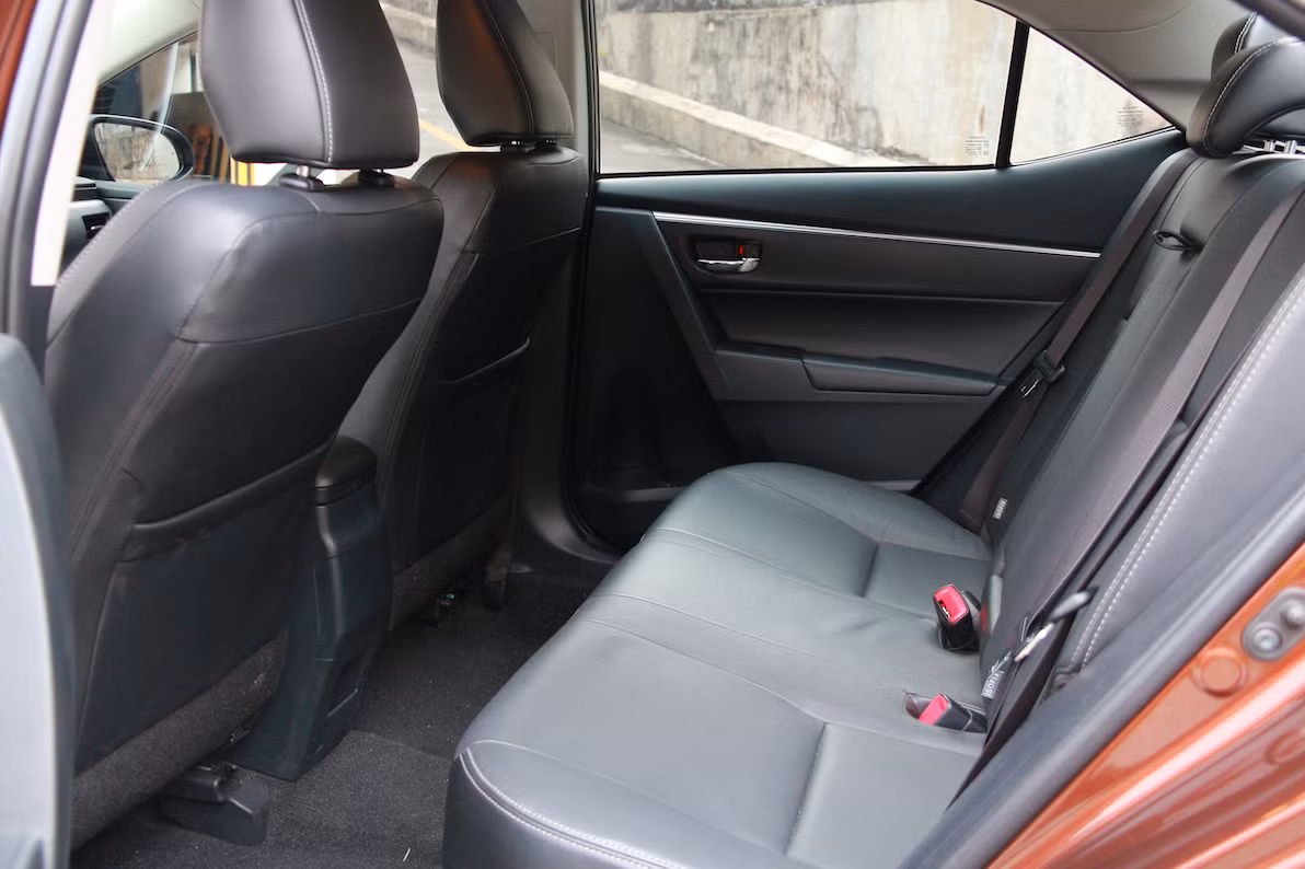 ... hệ thống hiển thị áp suất lốp tiêu chuẩn, camera lùi, hệ thống 7 túi khí trên phiên bản động cơ 2.0L cao cấp nhất và 2 túi khí trước cho tất cả các phiên bản còn lại.