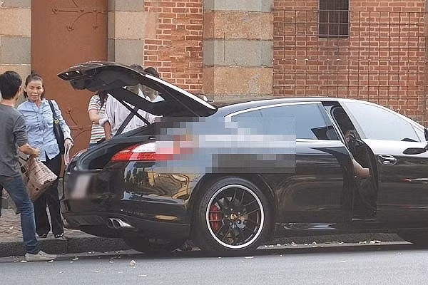 Hà Hồ tiếp tục gây choáng dư luận khi xuất hiện trong buổi chụp ảnh ngoại cảnh tại Nhà thờ Đức Bà với siêu xe Porche Panamera Turbo hàng hiếm và có giá lên đến 10 tỷ đồng.