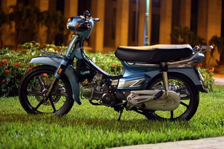 Đại hội xe độ sắp diễn ra ở Vũng Tàu hứa hẹn mang tới nhiều điều thú vị cho khách tham quan. Những chiếc Honda Wave và Honda Dream không thể vắng mặt trong cuộc chơi này. Một chiếc Honda Dream được làm mới với dàn áo xanh ngọc nõn nà và tháo tung bửng, để lộ bộ máy cực chất.