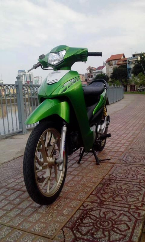 Chiếc mâm Raider sơn màu vàng đồng khiến chiếc Wave này trở nên nổi bật. Nguồn ảnh: Hội mê xe độ và Wave Dream kiểng.