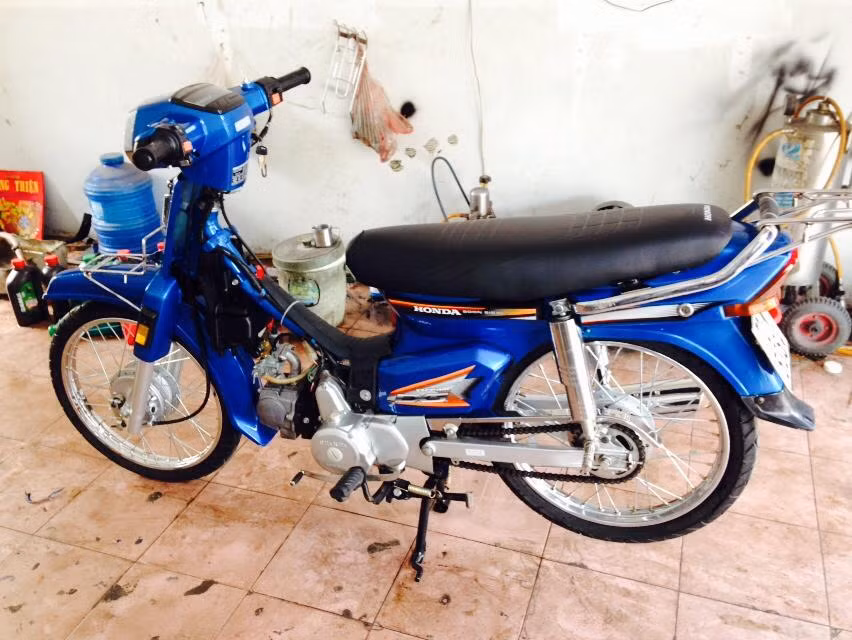 Đây là một trong số những chiếc Dream của đội chủ nhà Vũng Tàu với dàn áo xanh long lanh.