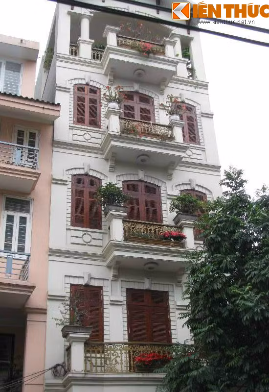 Hiện nay, nhà ống có nhiều cải tiến đáng kể trong việc khắc phục những nhược điểm như: thiếu ánh sáng, chật chội, ngột ngạt do không khí kém... Trong ảnh là ngôi nhà ống khang trang vừa xây dựng trên phố Thụy Khuê (quận Tây Hồ), được thiết kế với nhiều cửa sổ và ban công được điểm xuyết những khóm hoa rực rỡ.