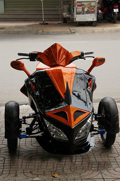 Hệ thống bánh lái (3 bánh) rất chắc chắn, mọi chi tiết đều toát lên vẻ hầm hố, đậm chất chơi.