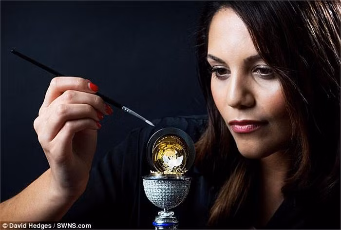 Dominguez cho biết, Mirage là một trong những món trang sức tinh tế nhất từng được chế tạo và với giá 5 triệu bảng, quả trứng này đắt gấp 30 lần siêu xe Ferrari 485.