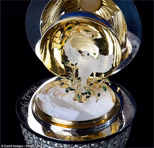 Manfred Wild là nghệ nhân chịu trách nhiệm chính trong việc thiết kế và đồng bộ hóa các chi tiết cho Mirage - công trình này mất tới 3 năm để hoàn thành.