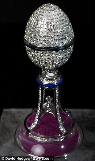 Bên trong quả địa cầu lại là một tác phẩm nghệ thuật đỉnh cao khác: chú chim bồ câu trắng bằng pha lê tung cánh trên một cành ô liu bằng vàng.