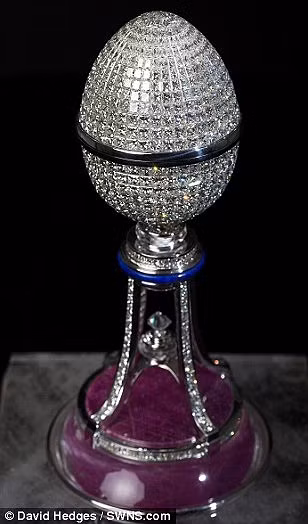 Bên trong quả địa cầu lại là một tác phẩm nghệ thuật đỉnh cao khác: chú chim bồ câu trắng bằng pha lê tung cánh trên một cành ô liu bằng vàng.