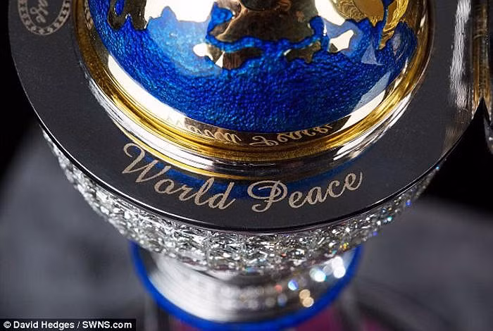 Vashi Dominguez, đại diện công ty trang sức dành cho các ngôi sao, đang tim cách liên hệ với người chủ của quả trứng siêu đắt này - một nhà sưu tập bí ẩn.