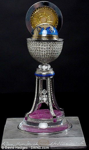 Mở lớp vỏ trứng sẽ hiện ra một quả địa cầu được chạm khắc hoàn toàn thủ công từ vàng 18 carat.