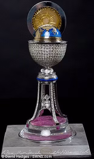 Mở lớp vỏ trứng sẽ hiện ra một quả địa cầu được chạm khắc hoàn toàn thủ công từ vàng 18 carat.