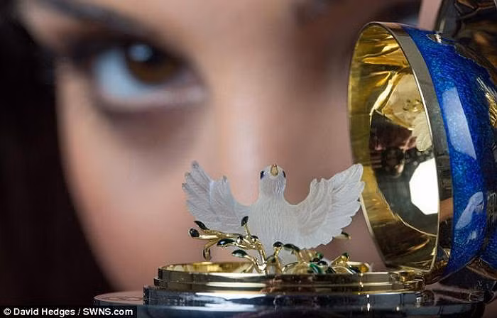 Cánh chim bồ câu và cành ô liu là biểu tượng của hòa bình thế giới - chúng đều được tạo ra từ những bàn tay tuyệt đỉnh của các nghệ nhân tới từ 3 châu lục.