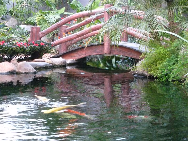 Dưới hai chân cầu là những khóm hoa rực rỡ sắc màu.