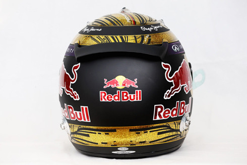 Với giá bán gần 2,5 tỷ đồng, chiếc mũ bảo hiểm mạ vàng của Vettel đã phá vỡ kỷ lục chiếc mũ đắt nhất thế giới của James Hunt - nhà vô địch F1 1976 (giá 61.000 USD, tương đương 1,29 tỷ đồng).