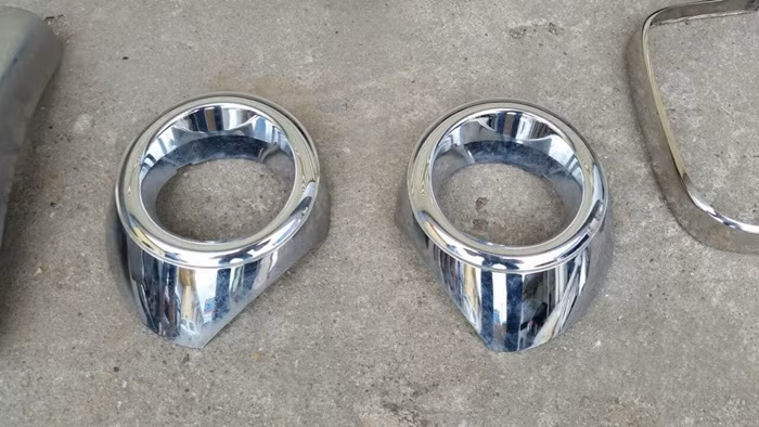 Công đoạn tiếp theo là phải xử lý đánh bóng và làm sạch bề mặt, rồi hoạt hóa bề mặt. Ảnh: Hai chi tiết của hốc đèn xi-nhan trước được tạo mới.