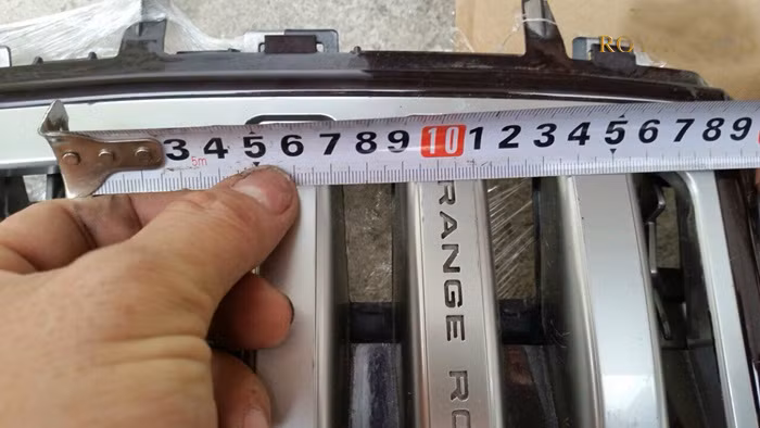 Các chi tiết ốp 2 bên của thân xe được chế thêm bộ mới.