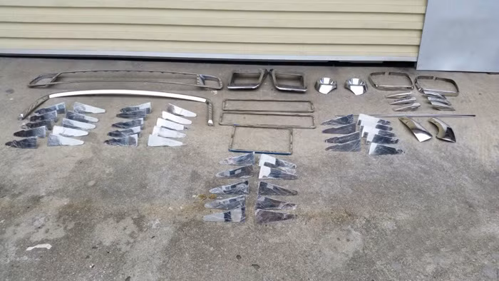 Có hơn 30 chi tiết được "chế" mới cho siêu xe Range Rover này. Nếu độ vàng tại Việt Nam sẽ giúp chủ xe tiết kiệm được từ 1 - 3 tỷ đồng.