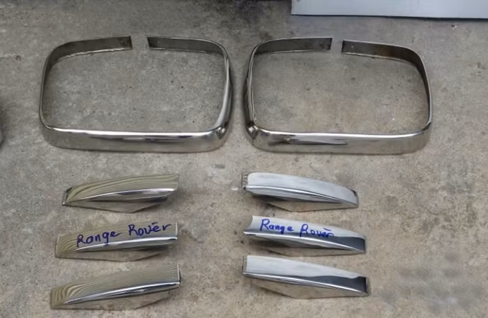 Theo anh Nguyễn Ngọc - kỹ sư chính thực hiện độ chiếc xe này, đây là siêu xe đặc biệt và giới hạn của dòng Range Rover. Sau khi mạ vàng, đây sẽ là chiếc siêu xe Range Rover độc nhất và đầu tiên trên thế giới được độ vàng. Ảnh: Viền bo ngoài cho gương chiếu hậu và các miếng ốp ở thân xe được "chế" thêm.