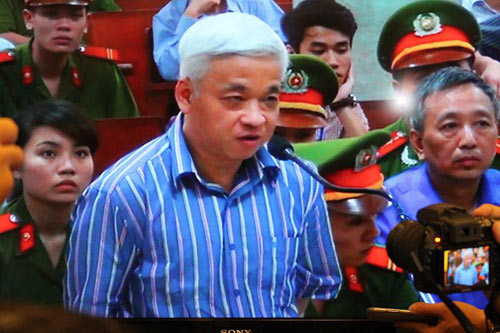 Trong suốt phiên tòa, bầu Kiên luôn giữ thái độ bình thản. Trước đề nghị của các bên liên quan đến việc hoãn phiên tòa, cuối cùng, chủ tọa phiên tòa cũng đồng ý hoãn xét xử bầu Kiên cùng các đồng phạm.