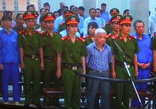 Trong phiên tòa, cho rằng mình vô tội, bị oan, bầu Kiên yêu cầu tòa phải triệu tập các đơn vị và các cá nhân có liên quan đến vụ án đến tòa.