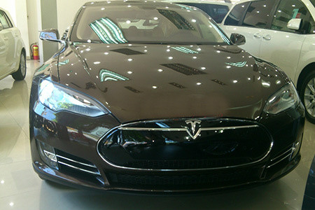 Siêu xe chạy điện Tesla Model S P85+ đầu tiên hiện diện ở Việt Nam. Ảnh: Otoxemaysaigon.