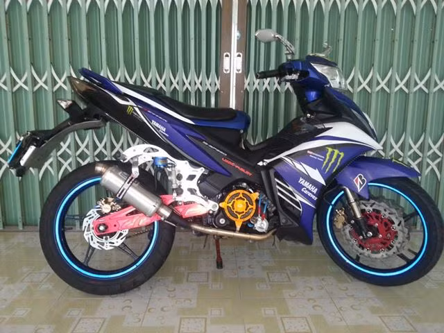 Chiếc xe này trang bị nhiều đồ chơi mạnh, nhìn như một chiếc xe phân khối lớn.