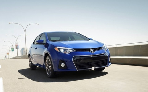 Toyota Corolla: Hệ thống Entune trên Corolla mang lại hầu hết các ứng dụng mà bạn có thể dễ dàng tìm kiếm trong bất kì dòng xe nào hiện nay, như hệ thống cảnh báo giao thông hay dự báo thời tiết. Phiên bản này cũng sở hữu tính năng kết nối với điện thoại của người lái cũng như đọc tin nhắn đến.